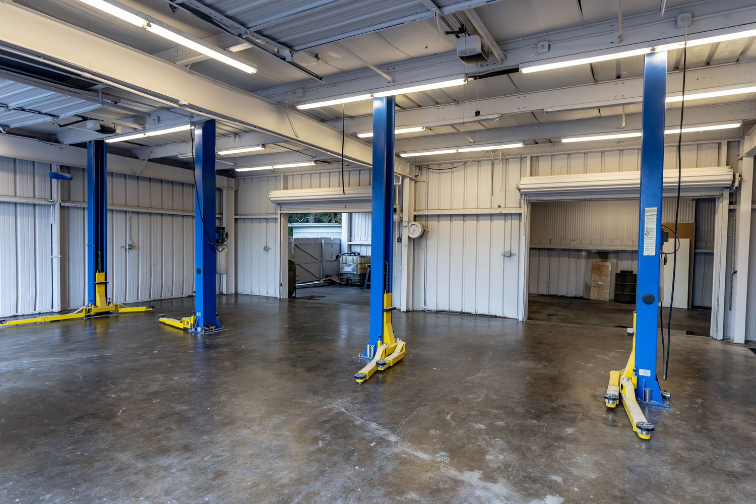 N. Florida Ave Warehouse or Automotive/Office/Showroom- 6,061 SF : 14041 N Florida Ave, Tampa, FL 33613